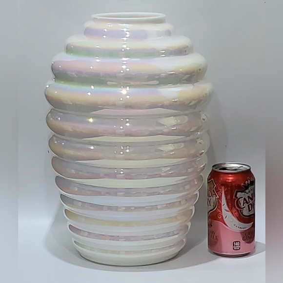 Vntg🤍Large 13" Crisp White Opalescent Irredescent Blown Beehive Glass Vase - Picture 4 of 15